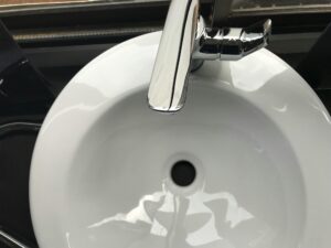 Wie entferne ich Kalkflecken von meinem Wasserhahn?